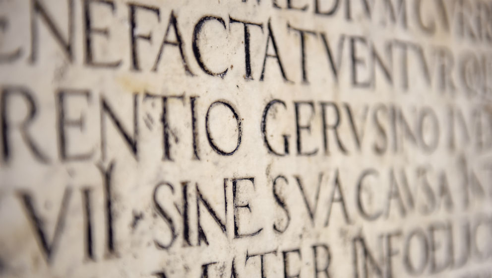 Linking Latin. Building a Knowledge Base of Linguistic Resources for Latin